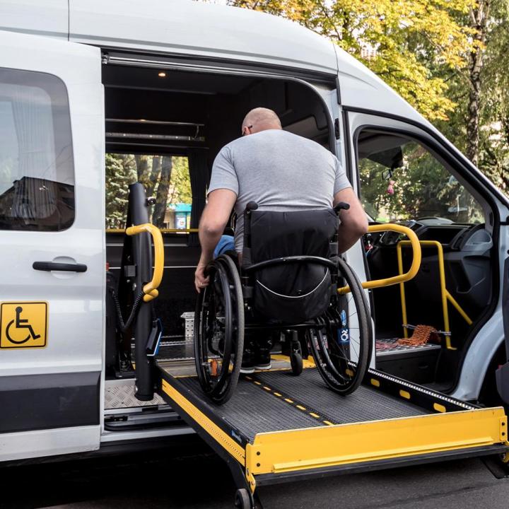 Un transport de personnes à mobilité réduite